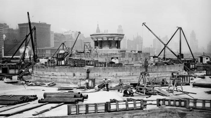 The contract for building the Buckingham Fountain was awarded in 1925, soon after architect Edward Bennett and donor Kate Buckingham returned from a trip to Europe where they met with the artist Marcel Loyau who created sculptural elements. Chicago History Museum, DN-0081336, ca. 1925.