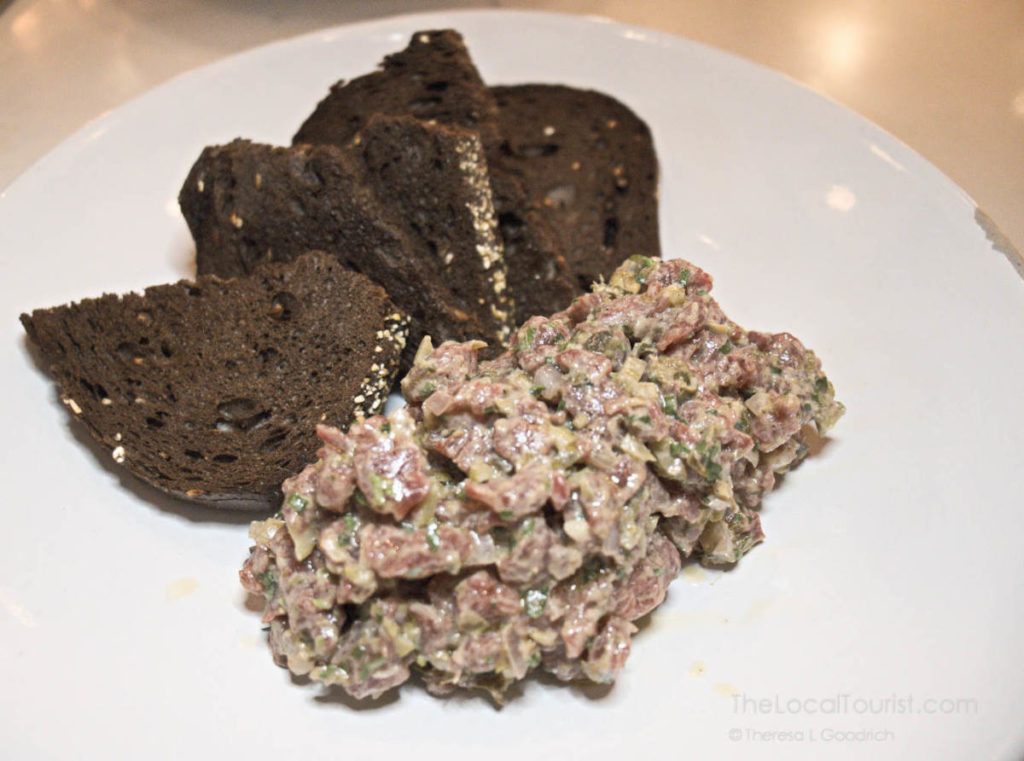 Steak tartare with pumpernickel